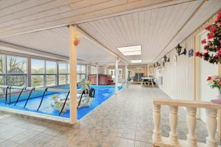 Pool House With Space For Relaxation - 9