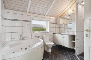 Beachside Holiday Home For The Whole Family - Broager - 1
