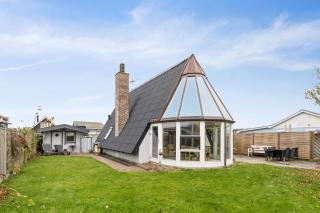 Lovely Holiday Home With Sea View - 8