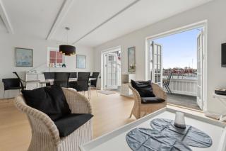 Lovely Holiday Home With Harbor View - 9