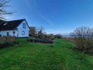 Spacious Waterfront Family Holiday - 8