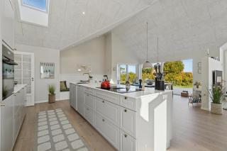 Modern Holiday Home With Sea View For 8 - 6