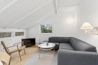 Charming Cottage Near The Water - 9