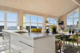 Lovely Holiday Home With Sea View - 5