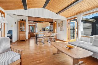 Cozy Holiday Home Near The Beach - 8