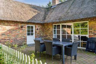 Charming Thatched Cottage Near North Sea - 3