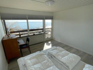 Front-Row Holiday Home With Sea View - 5