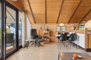 Perfect Base For Art And Flea Market Trips - 5
