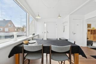 Centrally Located Townhouse With Portseaviews - 5