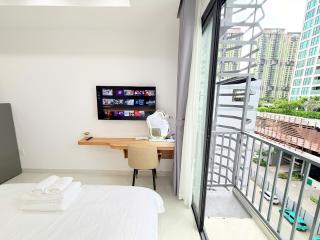 Modern Studio w Balcony Fox Living Suites - 9