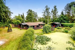 Charming Vacation Home On Large Grounds - 8