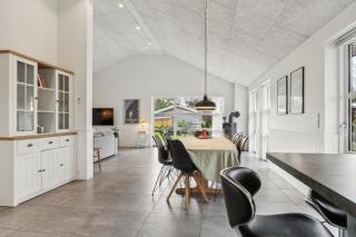 New Holiday Home Close To The Beach - 4