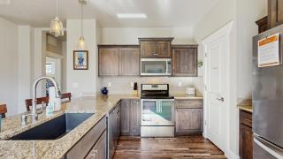 Modern McCall Family Retreat Loft AC Deck - 5