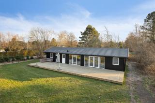 Bright Holiday Home With Sunny Terrace - 0