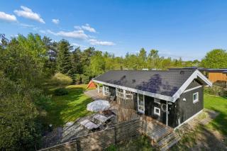 Charming Beach Retreat With 3 Bedrooms Sleeps Six - 8