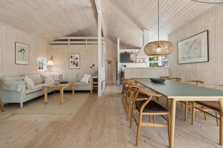 Charming Beach Retreat With 3 Bedrooms Sleeps Six - 7