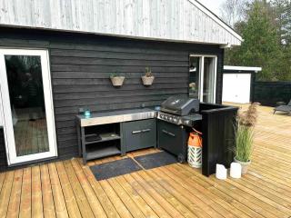 Stylish Beachside Cottage With Large Terrace - 0