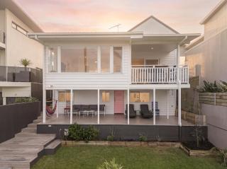 The Pink Door, Absolute Beachfront House - 8
