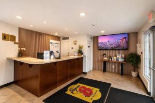 Super 8 by Wyndham Lake Country/Winfield Area - 9