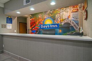 Days Inn & Suites by Wyndham San Antonio North/Stone Oak - 1