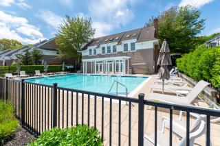 Hampton Bays Townhouse - Pool Beach Access - 1