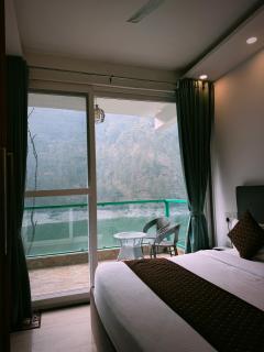 Allure Lake Front by Maars Hospitality - 5