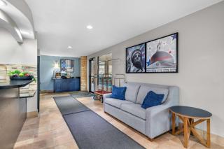 AmericInn by Wyndham Delafield-Milwaukee - 1
