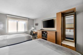 AmericInn by Wyndham Delafield-Milwaukee - 1