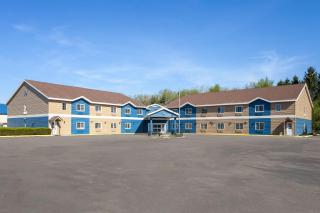 AmericInn by Wyndham Lake Mills - 9
