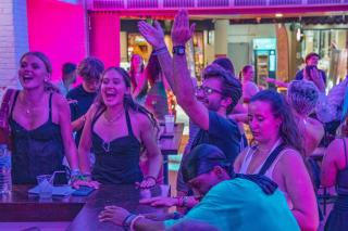 Nomads Bangkok Party Hostel 18-35 Years Old Only - 1