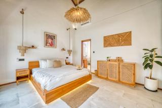 Villa El Gaucho: Brand New 9BDR Prime Location - 2