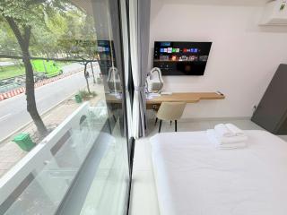 Spacious & Modern Studio w Kitchen Fox Living Suites - 7
