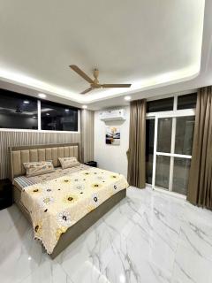 Hills & Heli Stays - 1