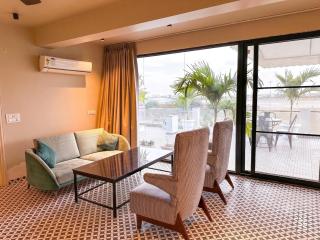 Aero Breeze 002 Jacuzzi Penthouse near Airport - 1