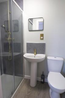 6 bedroom Luxury House available - 1