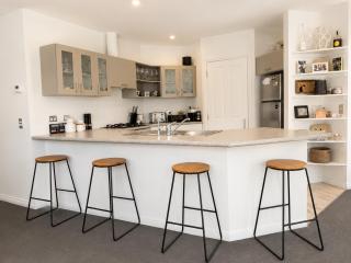 Sunny Kelvin Heights Home - Lake & Mountain Views - 4