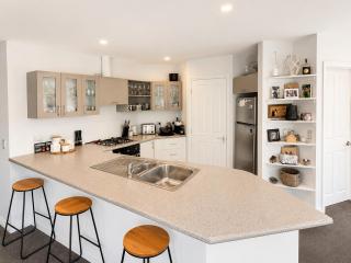 Sunny Kelvin Heights Home - Lake & Mountain Views - 5