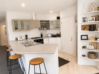 Sunny Kelvin Heights Home - Lake & Mountain Views - 3