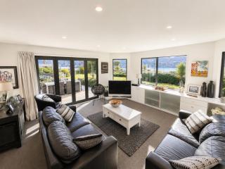 Sunny Kelvin Heights Home - Lake & Mountain Views - 9