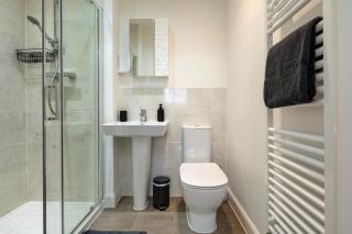 London 4-Bed in Coulsdon, 20 mins Gatwick, Parking - 2