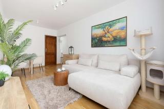 Stylish Apartment with a Balcony in the City Centre by Noclegi Renters - 0