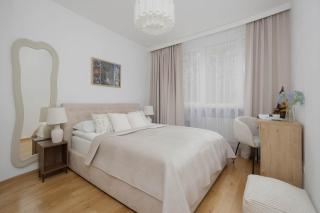 Stylish Apartment with a Balcony in the City Centre by Noclegi Renters - 9