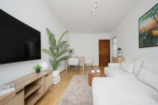 Stylish Apartment with a Balcony in the City Centre by Noclegi Renters - 7