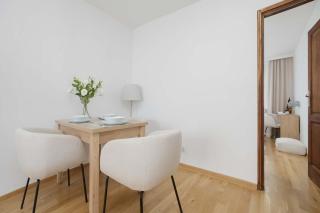 Stylish Apartment with a Balcony in the City Centre by Noclegi Renters - 5