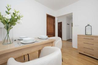 Stylish Apartment with a Balcony in the City Centre by Noclegi Renters - 4