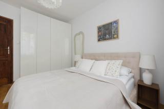 Stylish Apartment with a Balcony in the City Centre by Noclegi Renters - 1