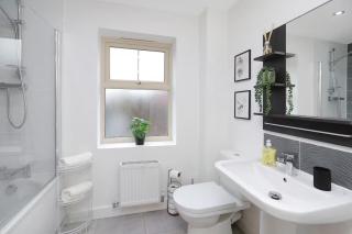 Large Home For Families Groups and Contractors With Free Secure Parking Sleeps 10 - 1