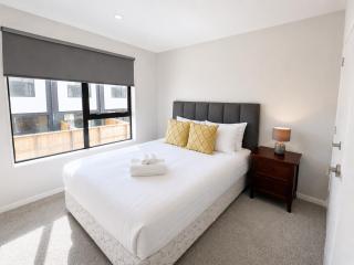 Modern 3BR 2BA Home w Workspace Near Airport - 7