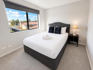 Modern 3BR 2BA Home w Workspace Near Airport - 6