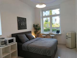 Bright & stylish studio centrally located - 0